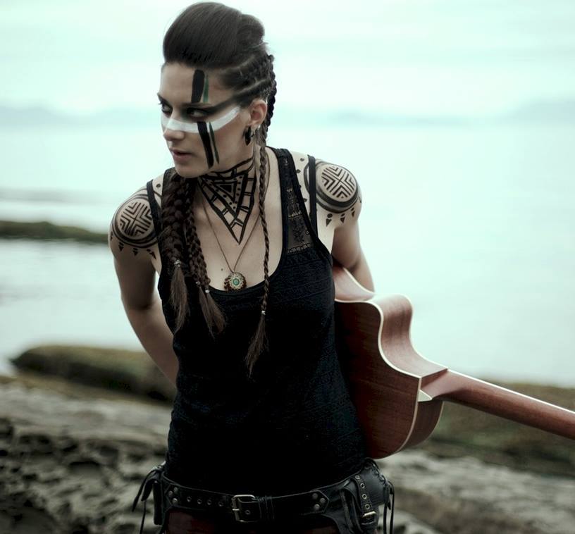 скрипач на улице. крендолфиус музыка. крендолфиус музыка. тэрон эджертон рокетмен. готесса со скрипкой.